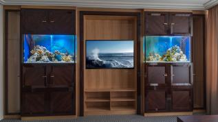 Два аквариума в стиле "Псевдоморе", встроенные в мебельный гарнитур
