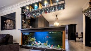 Морской аквариум - барная стойка в загородном доме