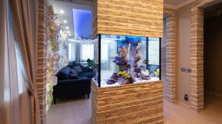 Морской аквариум - перегородка в интерьере с морской тематикой
